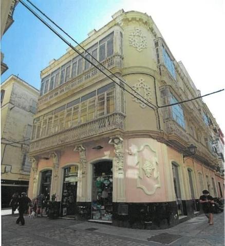 Edificio singular en venta, que consta de 3 locales comerciales y 4 viviendas, en Cádiz, Andalucía. photo 0