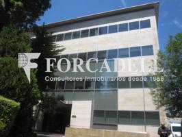 Edificios de oficinas con amplias zonas ajardinadas en Cornellà. photo 0