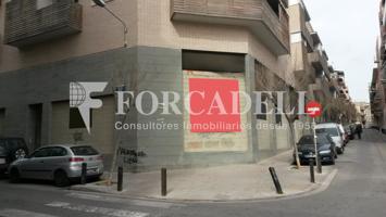 Local comercial esquinero de obra nueva situado en Cornella de Llobregat, ubicado en la calle Josep Masgrau i Tió. Barcelona. photo 0