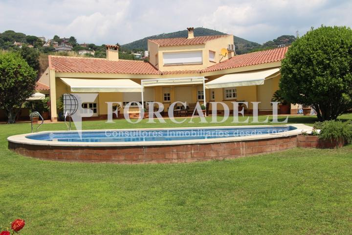 Casa con jardín, piscina y terreno anexo, en la Atmella del Vallès. Provincia de Barcelona. photo 0