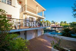 Casa en venta con piscina en Castelldefels, Barcelona. photo 0