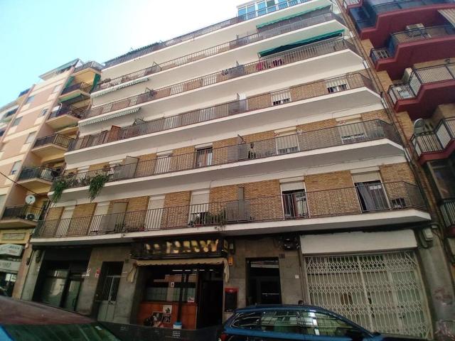 Piso de 4 habitaciones, zona Universitat - Rectorat. Para entrar a vivir photo 0