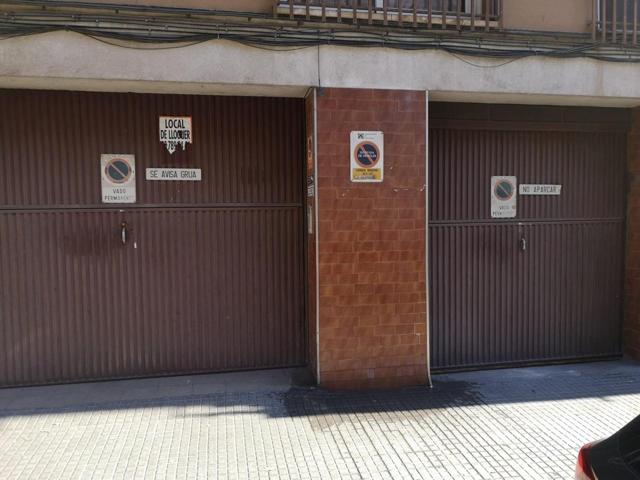 ¡Se venden 5 plazas de parking en la zona Escoles! photo 0