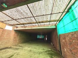 Permite construir viviendas plurifamiliares o dos casas unifamiliares photo 0