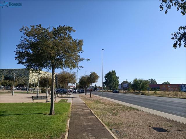 Venta de Suelo Urbano Industrial frente al Hospital Quirón Salud. photo 0