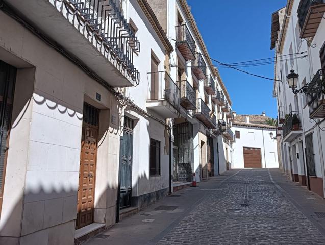 Venta de casa adosada sin posesión en Baeza (Jaén) photo 0