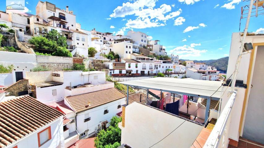 ¿Te gustaría disfrutar de una terraza con buenas vistas a un castillo? photo 0