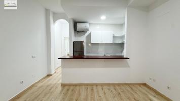 ¡Vive cómodo, vive bien: Apartamento reformado junto al Hospital Civil! photo 0