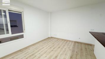 ¡Apartamento con garaje y trastero junto al Hospital Civil! photo 0