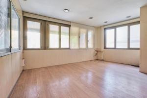 Oficinas de 175m² construidos, situadas en planta entresuelo en Travesera de Dalt muy photo 0