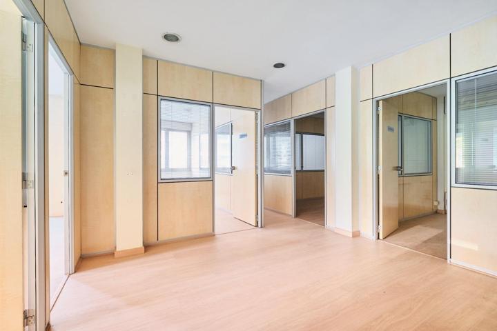Oficinas de 175m² construidos, situadas en planta entresuelo en Travesera de Dalt muy photo 0