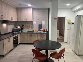 Oportunidad de inversión en Barcelona: local comercial y vivienda con rentabilidad inmediata En venta en el codiciado barrio de El Camp de l’Arpa del Clot. photo 0