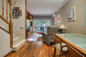 Descubre esta exclusiva vivienda de cuatro plantas con buhardilla y garaje photo 0