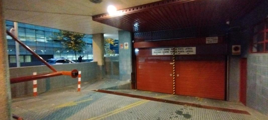 Plaza de aparcamiento en L'illa Diagonal photo 0