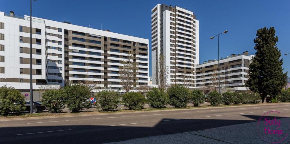 Piso seminuevo de tres dormitorios en avda Navarra photo 0