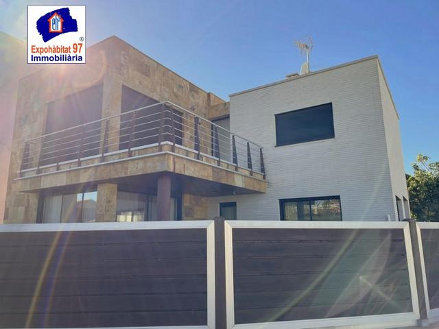 Casa-Chalet independiente En venta Calle lluís domènech i montaner 13, La Dorada photo 0