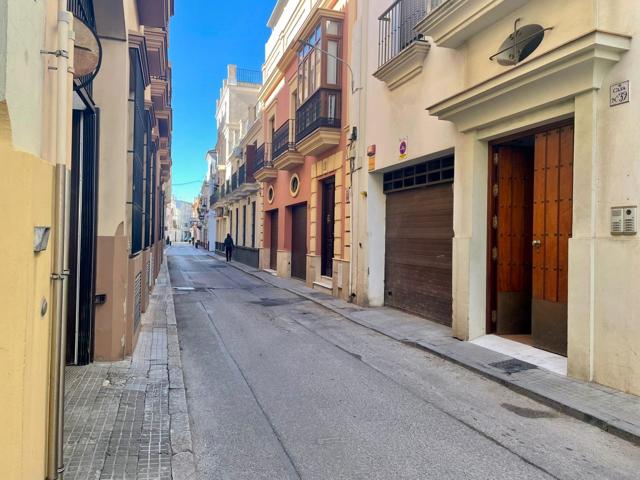 QUIERES UN PISO GRANDE CON TERRAZA Y DOS PLAZAS DE GARAJE EN PLENO CENTRO? LO TENEMOS! photo 0