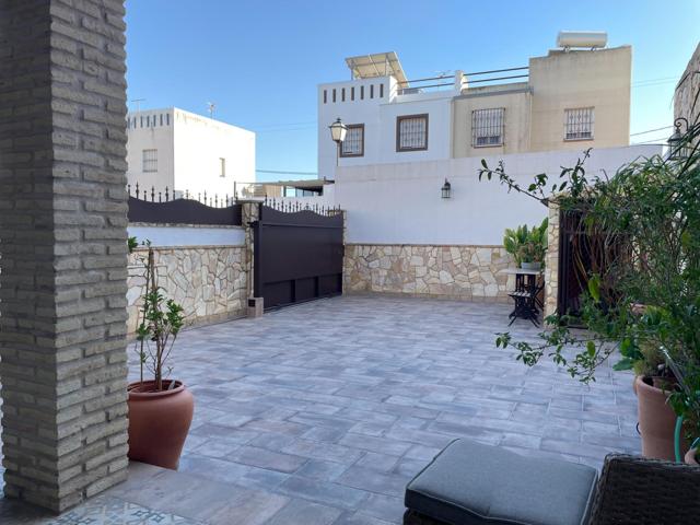 UNIFAMILIA CON MAGNIFICO PATIO photo 0