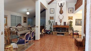 Casa - Chalet en venta en Chiva de 253 m2 photo 0