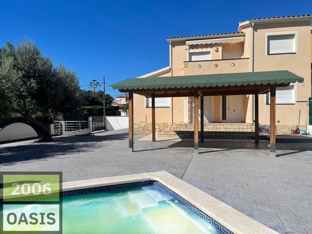 CHALET CÉNTRICO CON GARAGE Y PISCINA - ¡Todo lo que necesitas para una estancia perfecta! photo 0