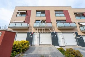 Casa adosada en venta en Jaume II, Constanti. photo 0