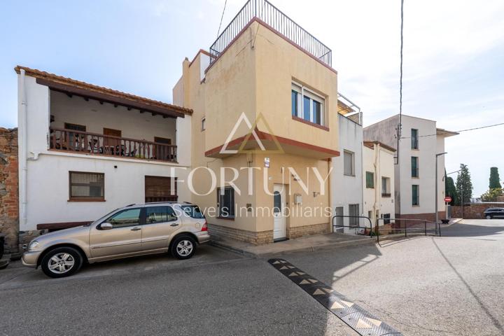 Casa adosada en venta Calle Dissabte, en Riudecanyes. photo 0