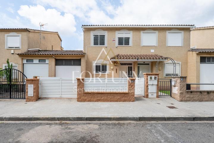 Casa adosada en venta en calle Mussara, Reus. photo 0