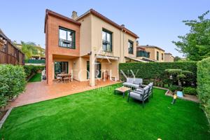 Chalet adosado en venta en Carrer Magnolies - Aigüesverds photo 0