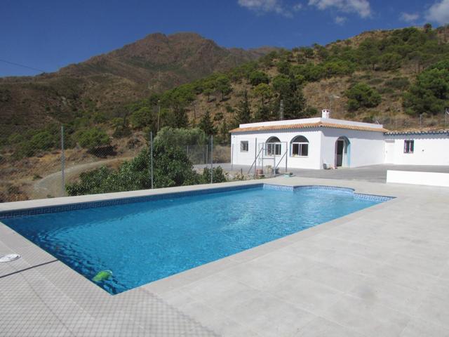 Finca Rústica Reformada con Piscina Privada y Vistas al Mar en Estepona photo 0