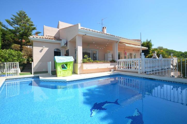 Villa con vistas al mar, piscina privada y jardín en una ubicación privilegiada en Estepona. photo 0