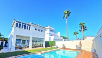Un Chalet Único en Chiclana: Estilo, Comodidad y Ubicación Inmejorable photo 0