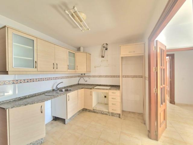 SE VENDE PISO EN EL CENTRO DE CHICLANA CON ASCENSOR photo 0