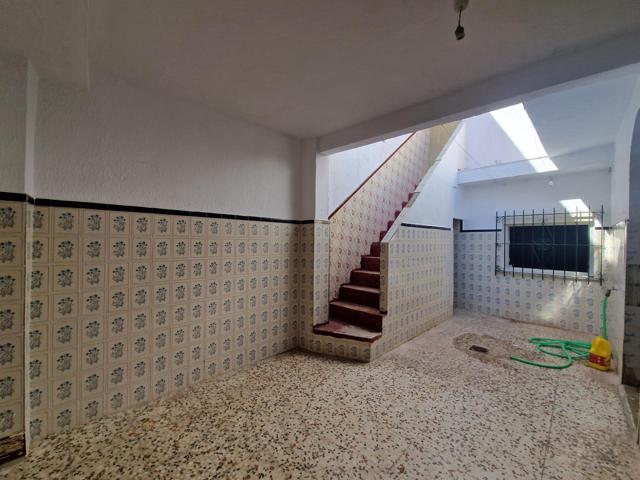 Se alquila casa de una sola planta con patio en Fuente Amarga sin muebles. photo 0