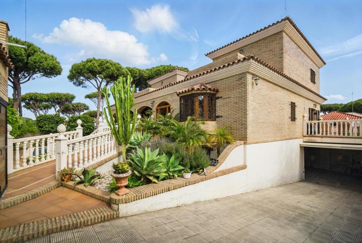 Exclusivo chalet en Chiclana de la Frontera con piscina privada y amplias zonas ajardinadas photo 0