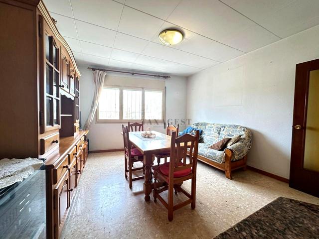Encantadora Casa de Pueblo de 2 Plantas con Terraza - ¡Lista para Personalizar! photo 0
