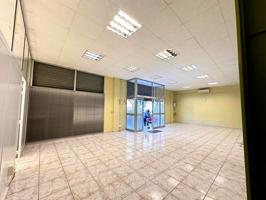 Local comercial de 105 m² en alquiler en Tortosa, listo para iniciar actividad. photo 0