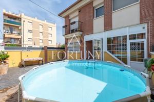 ¡Descubre tu nuevo hogar en esta impresionante casa esquinera pareada! photo 0