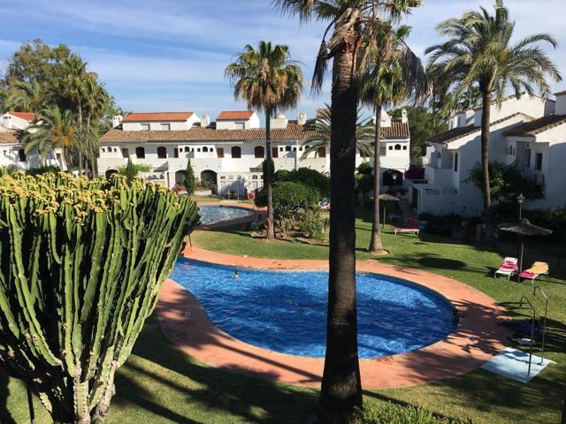 Unifamiliar Pareada En venta en Atalaya-Isdabe, Estepona photo 0