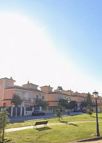 Unifamiliar Pareada En venta en Nuevo Bulevar, Mairena Del Aljarafe photo 0