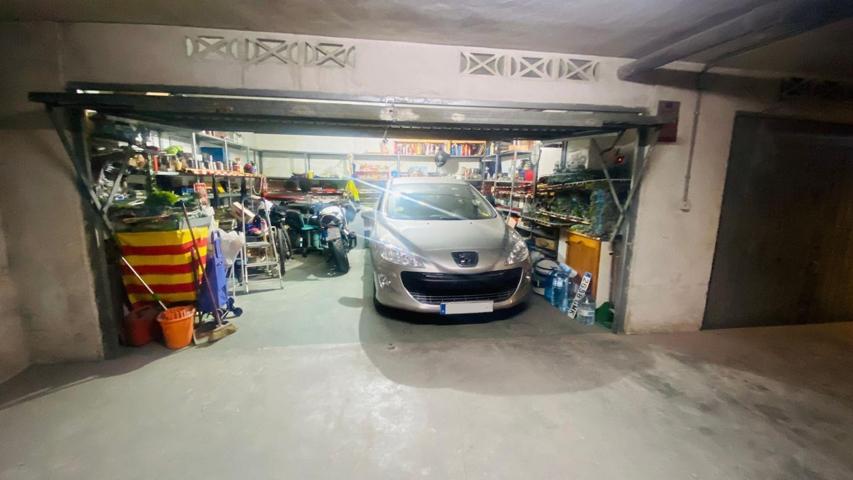 Plaza de Parking Cerrada con Almacenaje en Villajoyosa – 30 m² y Puerta Automática photo 0