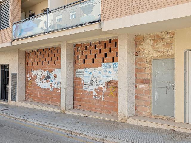 DISPONIBILIDAD INMEDIATA. Local Comercial de 192m², con 53m² de terrazas interiores en Ulldecona (Tarragona). photo 0