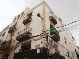 Casa unifamiliar esquinera con 5 habitaciones y con local comercial en carrer Major de Ulldecona (Tarragona). photo 0