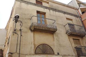 Casa de pueblo de 466 m², de 6 dormitorios, situada en la localidad de Ulldecona (Tarragona). photo 0