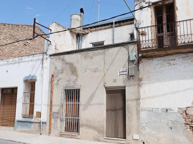 Casa de Pueblo, con almacén y patio con 162m² construidos, en el mismo centro de San Rafael del Rio (Castellón). photo 0