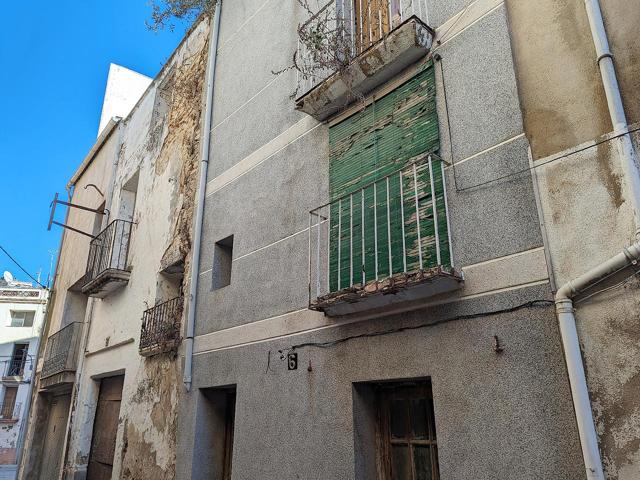Casa de pueblo de 152m² en el casco antiguo, encastada en la antigua muralla medieval de Ulldecona (Tarragona). photo 0