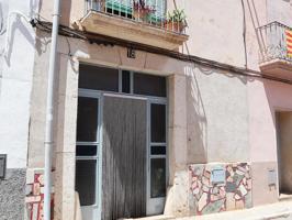 Casa de Pueblo típica de 285m² en Ulldecona (Tarragona), de tres plantas, con gran potencial. photo 0