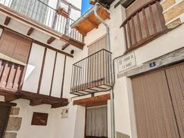 Esta casa de pueblo en Vallibona, Castellón, ofrece un encanto rústico y la oportunidad de transformarla según tus gustos y necesidades. Con sus cuatr photo 0