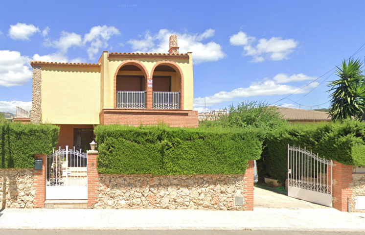 Chalet de 234m² con 6 habitaciones y tres baños en el municipio de La Sénia (Tarragona). photo 0