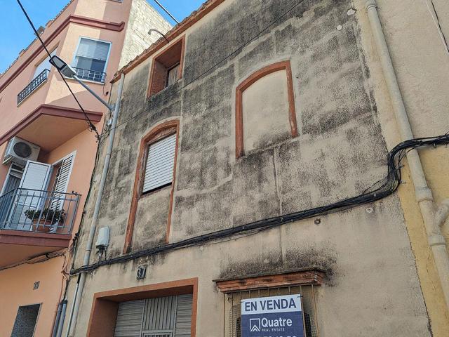Casa de Pueblo típica de 247m² en Ulldecona (Tarragona), de tres plantas, con gran potencial. photo 0