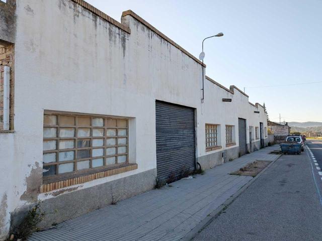 Complejo industrial i comercial de 3.350m², con una superficie de suelo de 11.540m² situado en la carretera de Ulldecona-La Sénia, en Ulldecona (Tarra photo 0